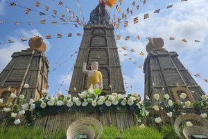 2 tháng làm bảo tháp bằng tre cao 40m mừng Đại lễ Phật đản