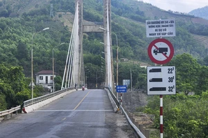 Cầu treo Đakrông nối Quốc lộ 9 đi Lào, Thái Lan gặp sự cố nguy hiểm