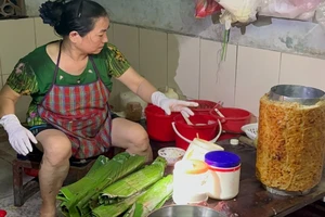 Một phụ nữ sản xuất chả bò, chả cua có chứa hàn the