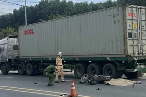 Tông vào xe container đang đậu, 2 người thương vong