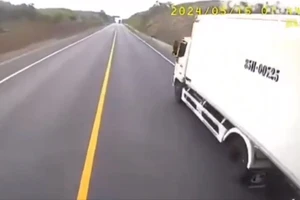 1 xe tải vượt ẩu ở nút thắt cổ chai trên cao tốc Cam Lộ - La Sơn