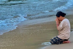Người mẹ quỳ gối ngóng tin con bên bờ biển Lăng Cô
