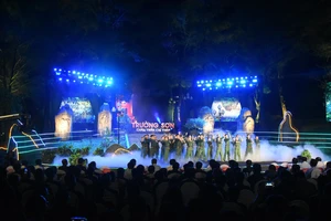 Xúc động chương trình nghệ thuật 'Trường Sơn - Chân trần chí thép'