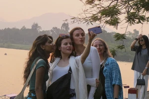 Giới trẻ đến Huế 'chữa lành' bên dòng sông Hương