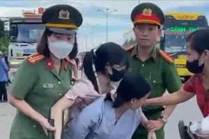 1 phụ nữ đi theo sư Minh Tuệ bị ngất xỉu