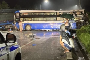 Tai nạn xe khách ở đường tránh Huế, 9 người nhập viện