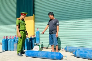 Đang chở 37 bình khí cười vào TP.HCM bán thì bị bắt