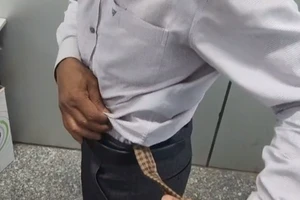 Buộc 9 miếng vàng trị giá hơn 2 tỉ quanh thắt lưng mang vào Việt Nam