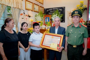 Truy tặng Huân chương Bảo vệ Tổ quốc hạng Ba cho nguyên Phó trưởng Công an phường