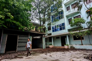 Cận cảnh loạt trụ sở bỏ hoang bên dòng sông Hương