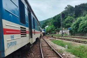 Đã thông tuyến đường sắt Bắc - Nam sau sự cố tàu SE11 trật bánh ở Lăng Cô 