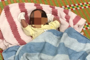 Cháu bé sơ sinh bị bỏ rơi trước cổng chùa cùng bức thư của người mẹ