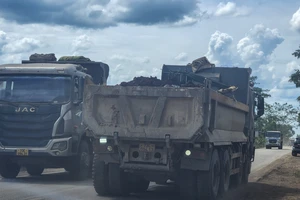 Xe chở đất dự án cao tốc Vạn Ninh - Cam Lộ không phủ bạt 'tung hoành' trên đường