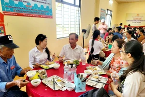 Hàng trăm suất cơm tiếp sức tân sinh viên Đại học Luật Huế