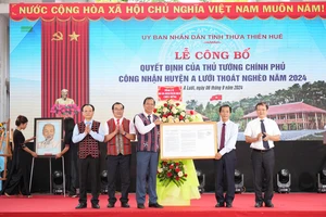 Công bố quyết định công nhận huyện A Lưới thoát nghèo