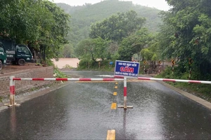 Mưa lớn ở Quảng Trị, nước qua đập tràn dâng cao chảy xiết