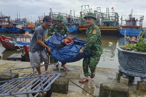 Ảnh: Người dân Quảng Trị tất bật ứng phó bão số 4