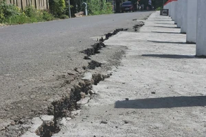 Bờ kè ở Quảng Trị mới bàn giao chưa đầy tháng đã bị nứt