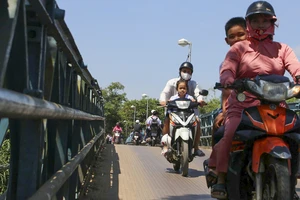 Cây cầu kết nối ốc đảo hơn 4.000 người ở Huế xuống cấp