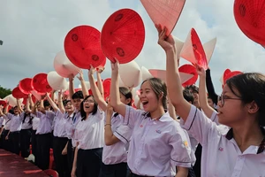 Điểm cầu Huế vỡ òa cảm xúc khi Phú Đức vô địch 'Đường lên đỉnh Olympia'