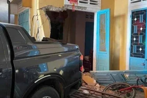 Xe bán tải mất lái, tông vào nhà dân làm 1 người chết