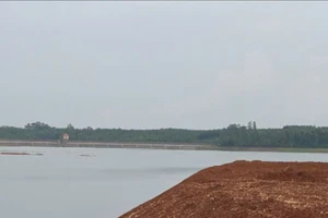 Thi thể nam thanh niên buộc 25kg đá vào chân dưới hồ nước