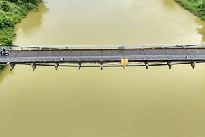 Cầu treo 23 năm tuổi xuống cấp, rung lắc khi xe ô tô đi qua