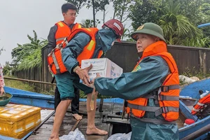 Lực lượng chức năng ở Quảng Trị tiếp tế lương thực cho người dân bị cô lập 