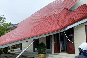 Quảng Trị: Nhiều nhà bị tốc mái, hàng nghìn học sinh nghỉ học do mưa lũ