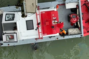 Khẩn trương tìm kiếm 2 người trên xe chở rác rơi xuống sông