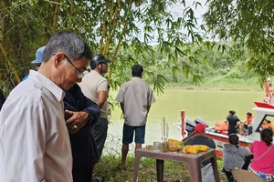 Người thân ngóng tin 2 nạn nhân trong vụ xe chở rác rơi xuống sông