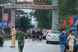 Xe chở rác rơi xuống sông, 2 người mất tích