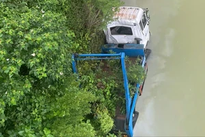 Tìm thấy thi thể thứ 2 trong vụ xe chở rác bị rơi xuống sông