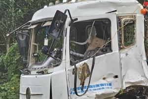 Cận cảnh việc trục vớt chiếc xe chở rác bị rơi xuống sông ở Thừa Thiên Huế