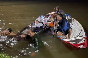 Cứu sống một gia đình 3 người bị ngã xuống nơi nước sâu