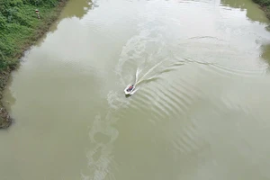 Mở rộng phạm vi tìm kiếm 2 người mất tích vụ xe chở rác lao xuống sông