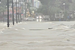 Học sinh vùng ngập lụt ở Thừa Thiên Huế tiếp tục nghỉ học