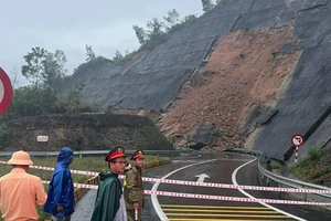 Mưa lớn gây sạt trượt taluy dương cao tốc La Sơn - Túy Loan