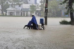 Nước lũ dâng cao trong đêm, Thừa Thiên Huế cho học sinh nghỉ học
