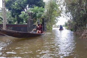 Thừa Thiên Huế: Nhiều nơi bị ngập, người dân đi lại bằng thuyền