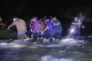 3 tiếng đồng hồ ứng cứu tài xế xe đầu kéo rơi xuống vực sâu 100m