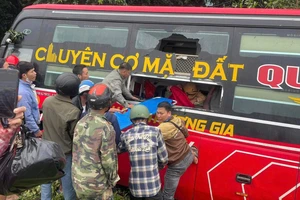 Xe khách lao xuống vực khiến 10 người bị thương