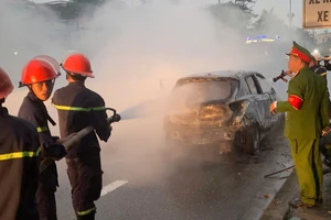 Quảng Trị: 2 ô tô bốc cháy dữ dội trên đường