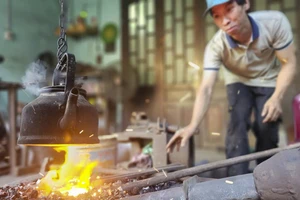 Làng nghề hơn 1 thế kỷ 'nổi lửa lên em' giữa phố cổ