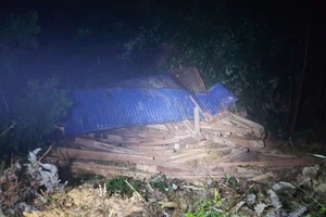 Xe đầu kéo chở gỗ bị lật trên đèo A Co, tài xế tử vong