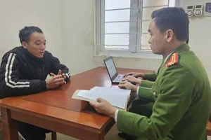 2 người rút trộm tiền sau khi nhặt được thẻ ATM 