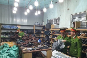 1 cơ sở sản xuất hàng trăm túi xách giả mạo thương hiệu Gucci, Louis Vuitton