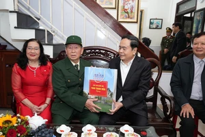 Chủ tịch Quốc hội Trần Thanh Mẫn thăm, tặng quà người có công tại Huế