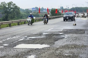 Ổ gà, ổ voi dày đặc trên Quốc lộ 1A đoạn phía Bắc Thừa Thiên Huế