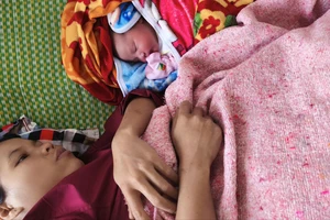 Hỗ trợ sản phụ sinh con khi trên đường chuyển viện